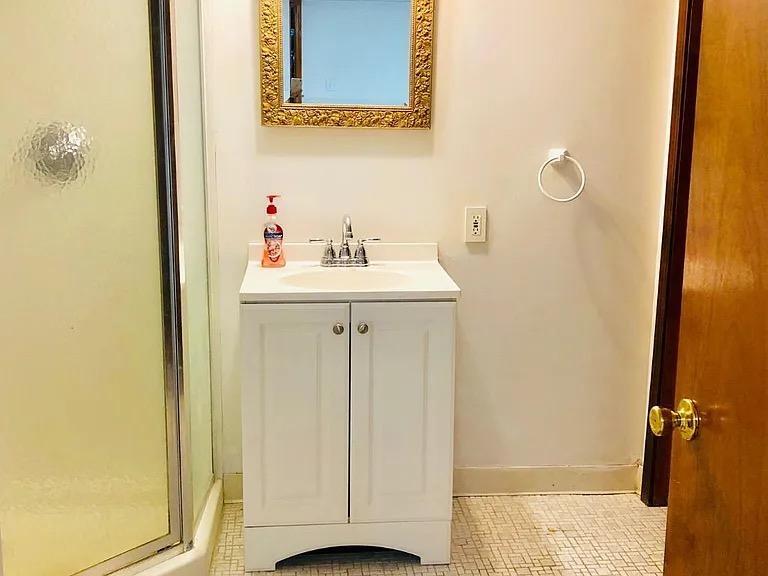 Second bathroom - 2169 Violet Cir