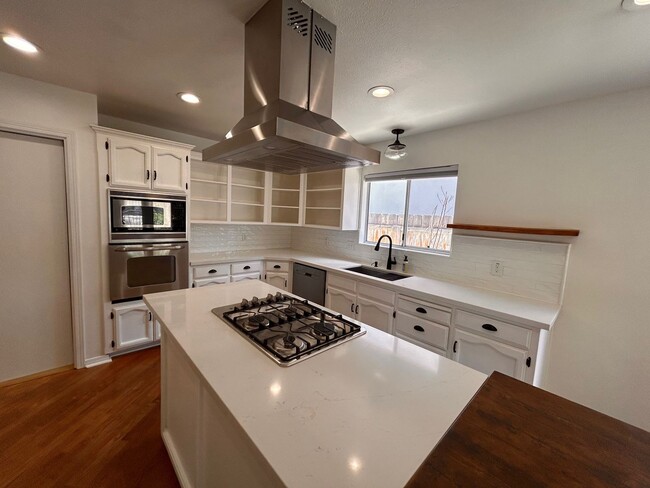 Building Photo - Beautiful home for rent in Visalia!