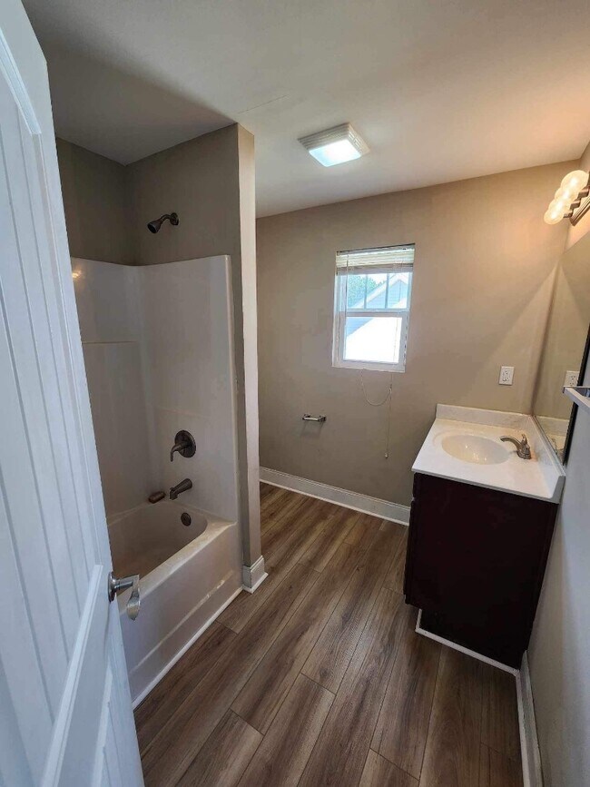 Building Photo - 215 Leadoff Dr