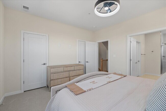 Building Photo - Stunning 4BR / 4.5BA End-Unit Townhome in Brambleton - Built in 2024!