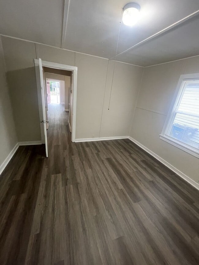 Building Photo - 1 Bd 1 Ba Duplex