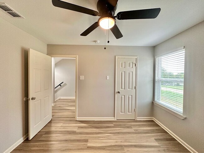 Building Photo - Country Hills Duplexes