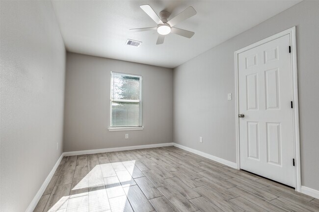 Building Photo - 6038 Glenhurst Dr