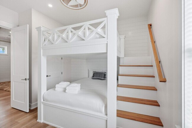 Building Photo - 304 Palm Beach Dr