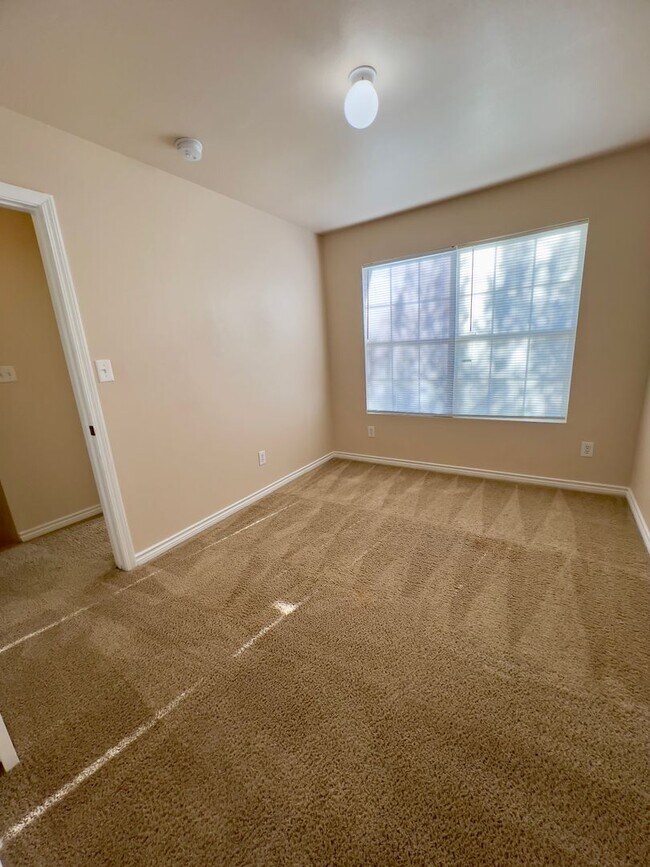 Building Photo - Beautiful Town Home in the Heart of San An...