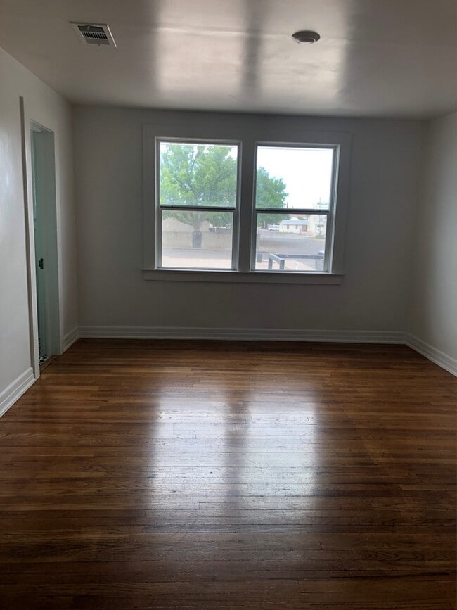 Building Photo - 120 N Austin St