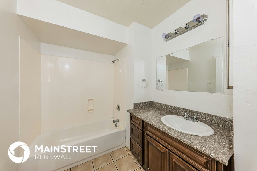 Building Photo - 3640 N 49th Dr