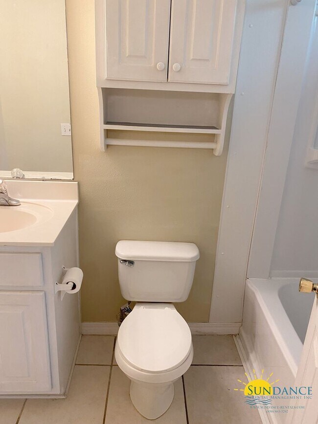 Building Photo - Stunning 3 Bedroom Villa in Navarre