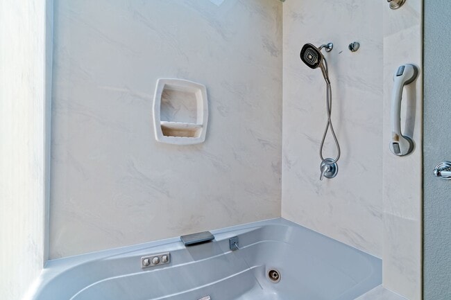 Building Photo - Updated 3 Bedroom Duplex in Hayward with G...