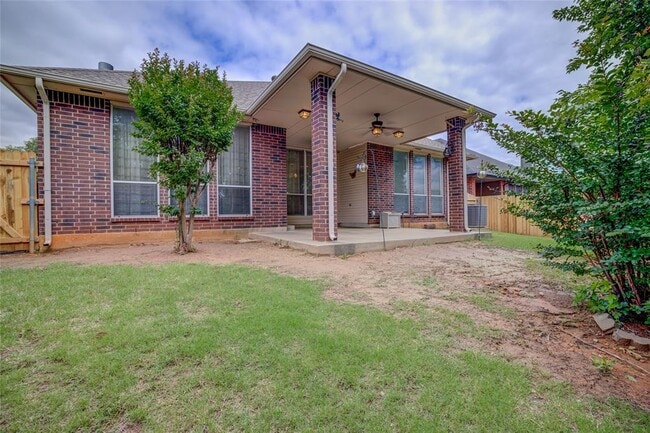 Building Photo - 913 Elm Creek Dr