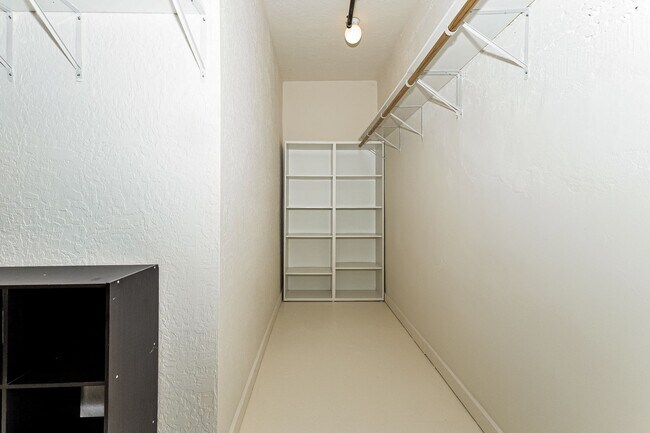Building Photo - 2 Bedroom Condo Available In West Clawson Lofts!