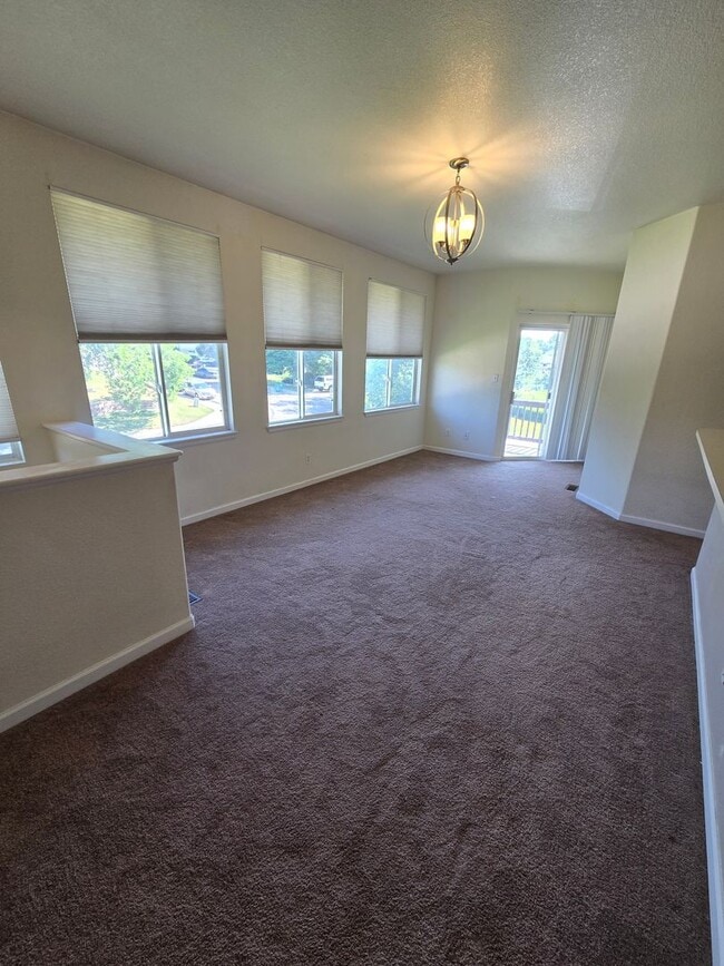 Building Photo - Updated Townhome w/ Oversized  2-car garag...