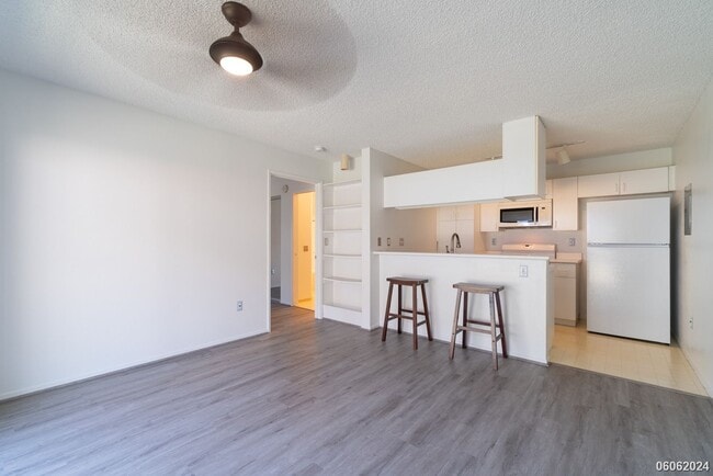 Building Photo - Cozy Ground Floor 1BR/1BA/1PKG unit in Sun...