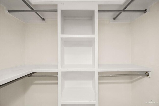 Building Photo - 14 Scottland Dr