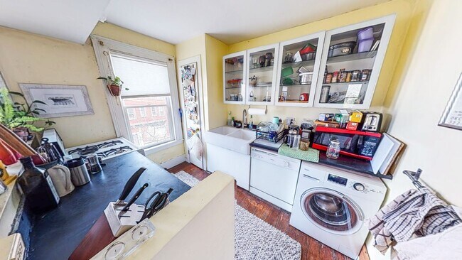 Building Photo - Luxuriously Remodeled 1BR Suite in East Rock | Designer Island Kitchen | Steps to Yale SOM