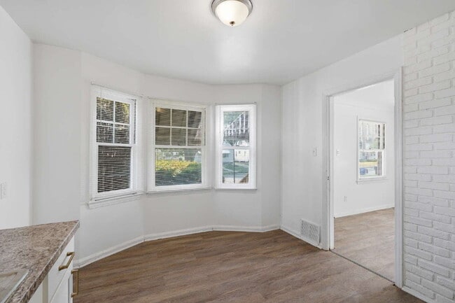 Building Photo - Cozy Detroit Home with Comfortable Living Space!