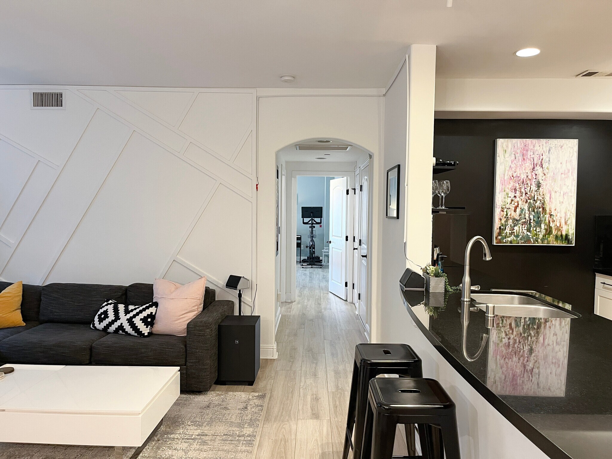 Building Photo - 5037 Rosewood Ave