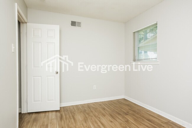 Building Photo - 4983 Appleville St