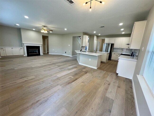 Building Photo - 16519 Village View Trail