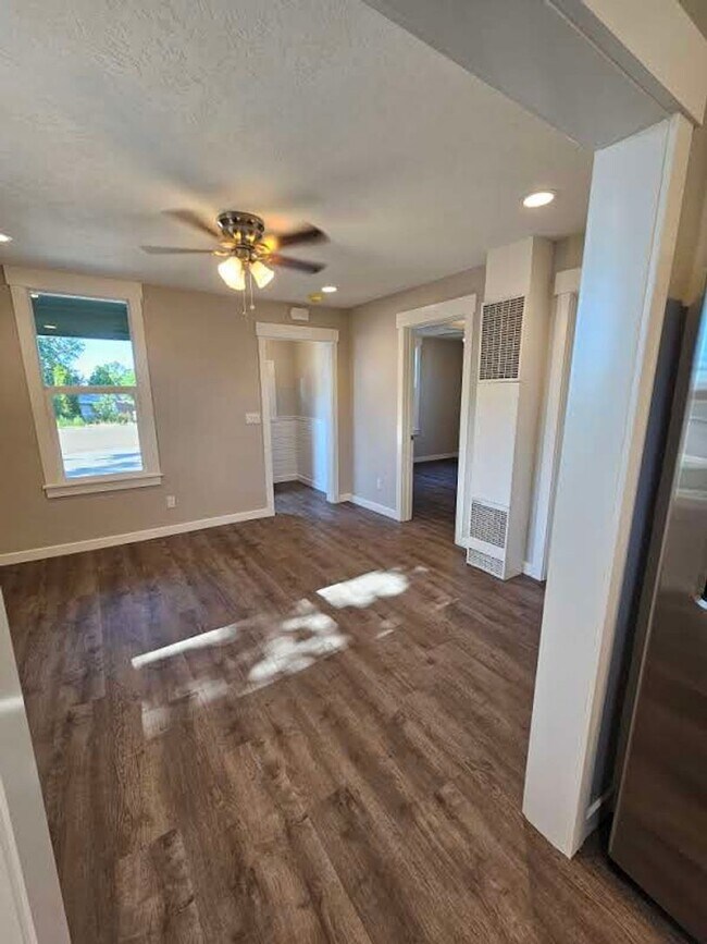 Building Photo - 3 Bedroom Fully Remodeled Home in Downtown...