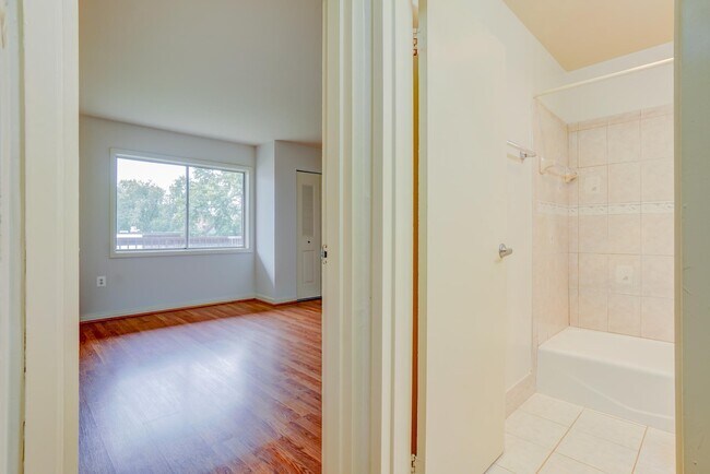 Building Photo - 7400 Lakeview Dr