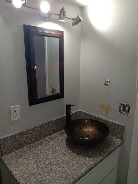 Building Photo - 565 S Royal Crest Cir