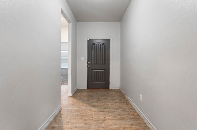 Building Photo - 4 bed 2 bath in North Pointe now available