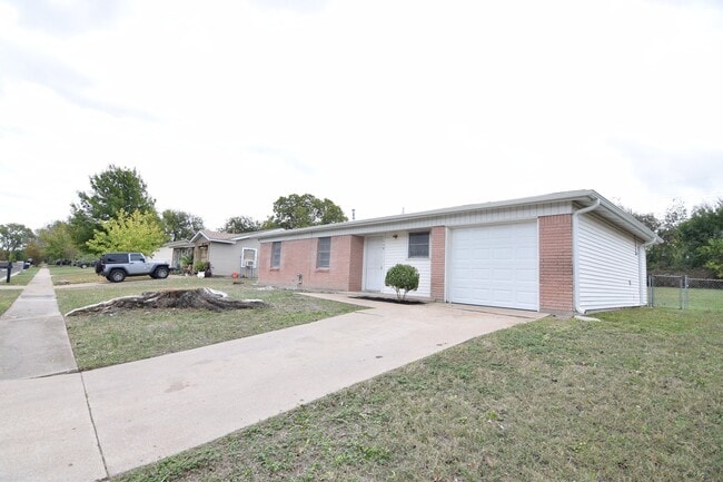 Building Photo - 118 South Dr