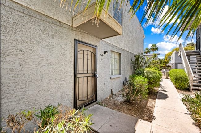 Building Photo - 2Bed/1.5Bath Ground Floor Townhouse at Glendale Ave/27th Ave! Ready for Immediate Move-In! -- GAR...