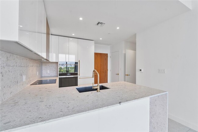 Building Photo - 2678 Tigertail Ave