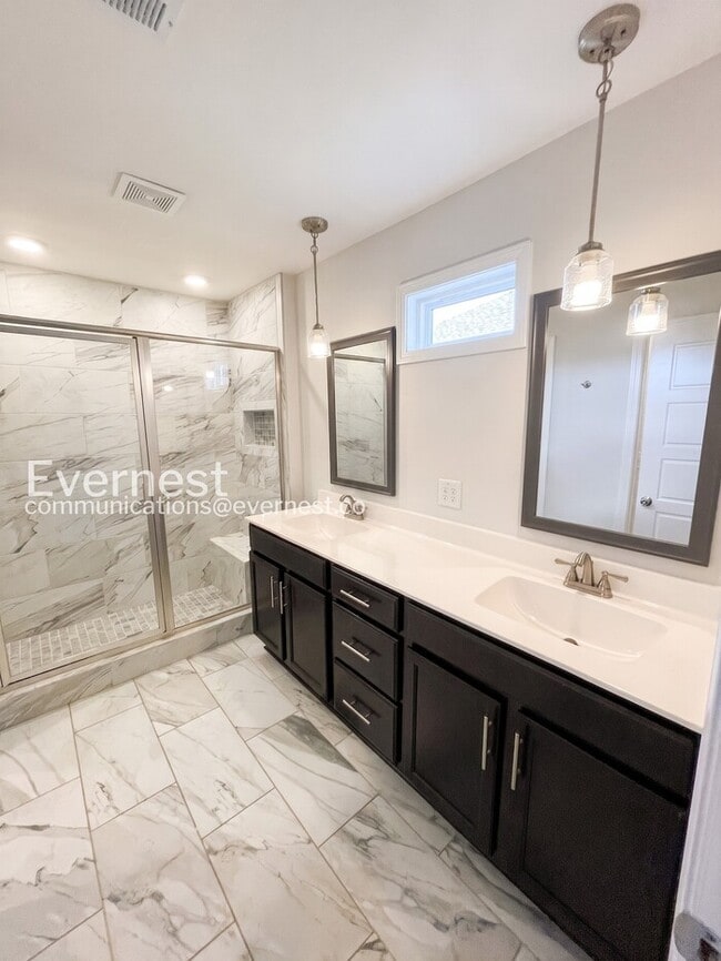 Building Photo - 215 King Rd