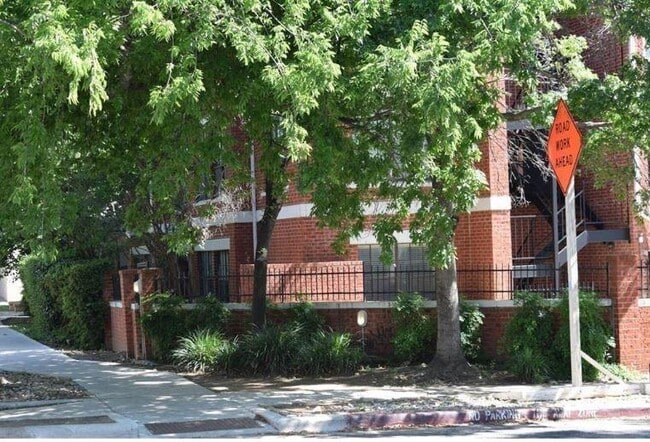 Building Photo - 712 W 21st St