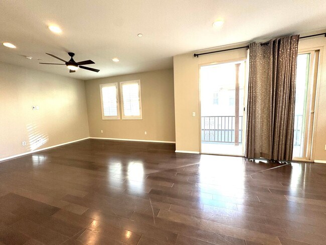 Building Photo - Newer Built Townhome with Solar in Gated Community! Pet-Friendly!