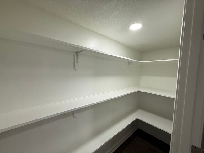 Building Photo - Westwood KS Renovated 3 Bed/2.5 Bath MainLevel Home with Attached Garage and Utilities w/Fee, Own...
