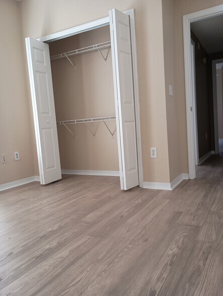 Bedroom 2 closet - 402 S Armenia Ave