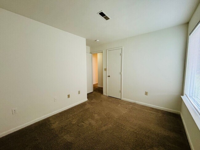 Building Photo - 831 Claytor Square