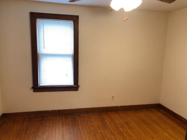 Building Photo - 335 E 19th Ave