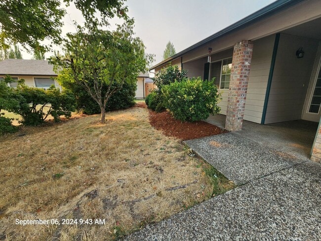 Building Photo - 531 SW Honeysuckle Ct