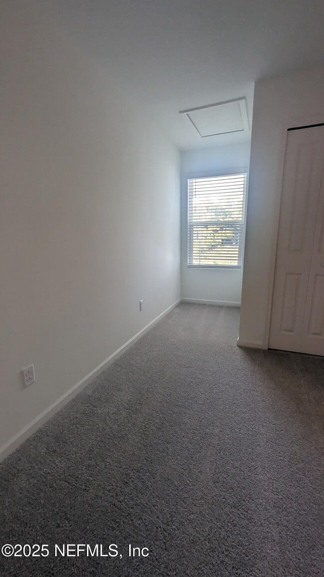 Building Photo - 550 Holly Lks Dr