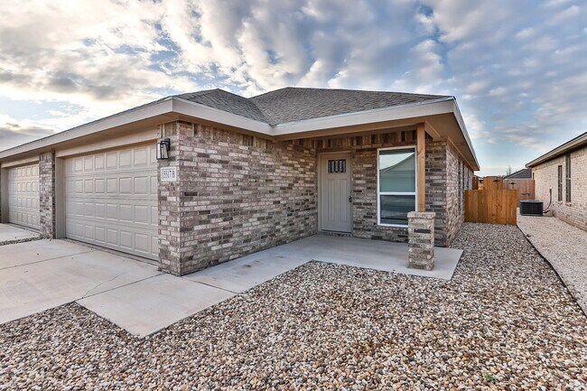 Building Photo - Half off the first Full Month's Rent !!!! ...