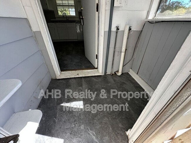 Building Photo - 528 Baldwin Rd