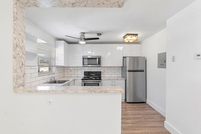 Building Photo - 560 SE 23rd Ave