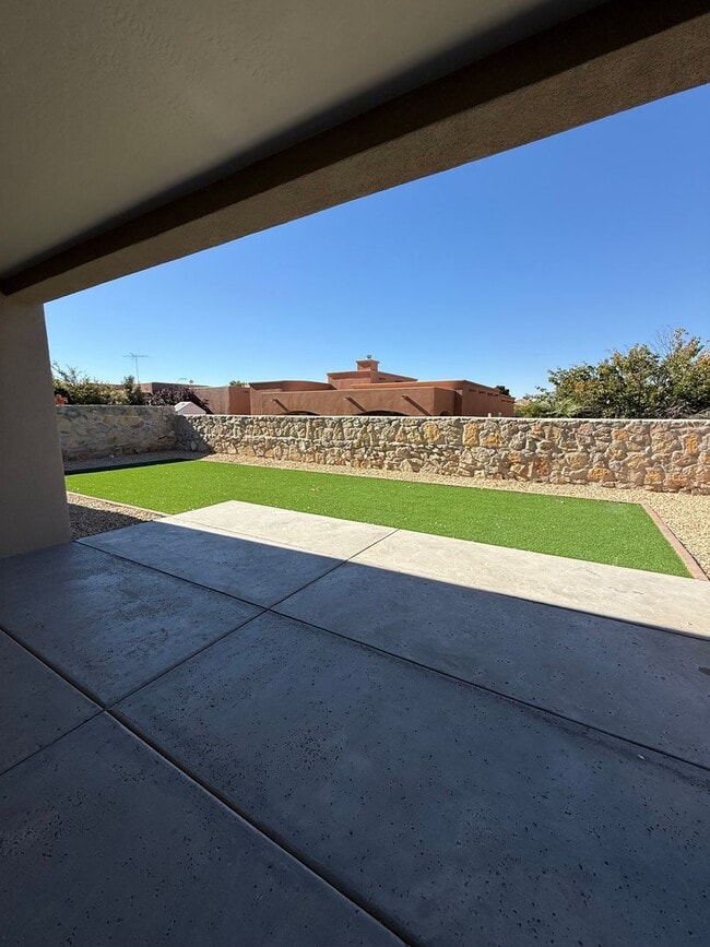 Building Photo - Modern 3 Bed, 2 Bath Home