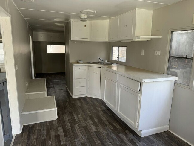 Building Photo - 14 Circle Dr