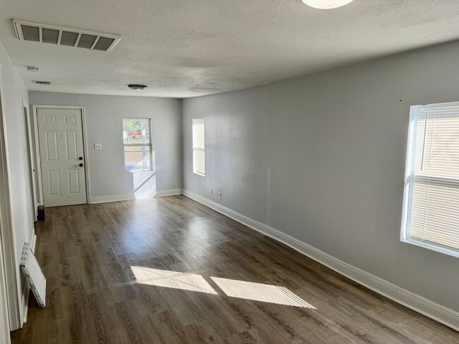 Building Photo - Fully Remodeled 2/1 in the heart of Tampa