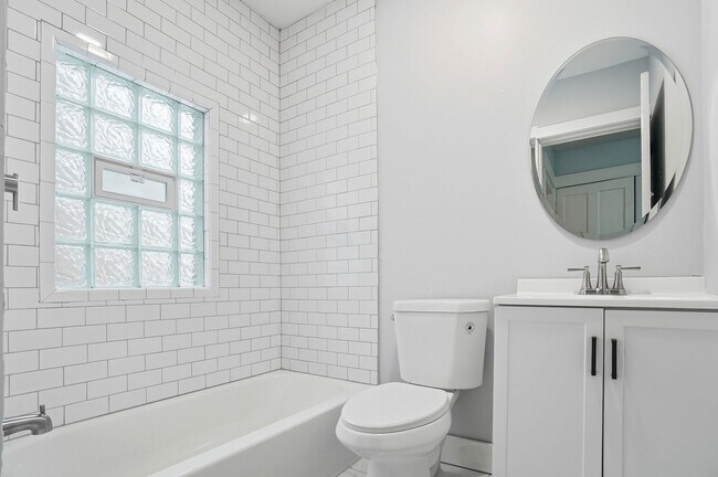 Building Photo - 44 5 Oaks Ave