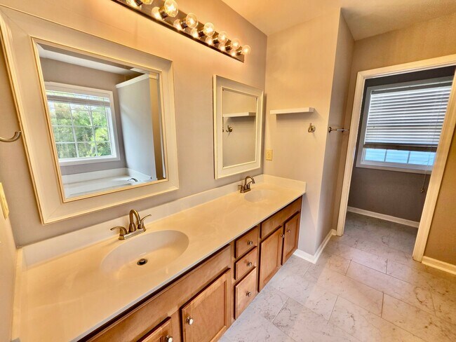 Building Photo - Elevated Four Bedroom in Rivertowne Country Club - Mt. Pleasant