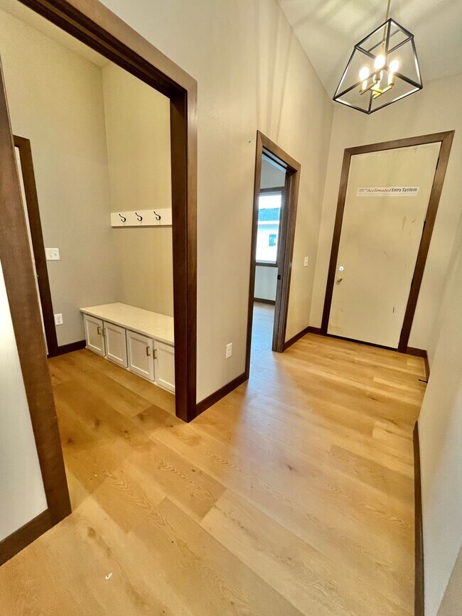 Building Photo - 5 Bed/2.5 Bath Twinhome For Rent!!