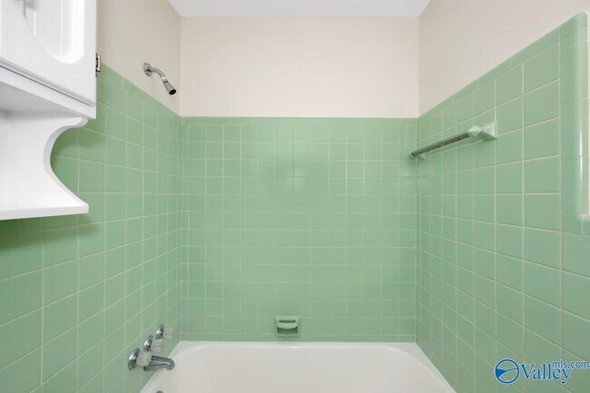 Building Photo - 1610 Chapman Ave NE