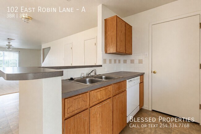 Building Photo - 102 E Robin Ln